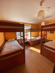 Zimmer mit 3 Etagenbetten und einem Fenster in der Unterkunft Hostel Mamas & Papas in Danzig