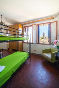 Cette chambre comprend 2 lits superposés et un canapé. dans l'établissement Ostello Domus Civica, à Venise