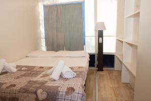 una piccola camera con due letti con asciugamani di Camping Village S'Ena Arrubia ad Arborea