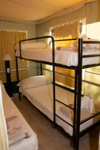 アルボレーアにあるCamping Village S'Ena Arrubiaの二段ベッド2組が備わる客室です。