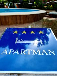 een blauw bord met sterren naast een zwembad bij Apartments Dora Victoria Dream in Medulin