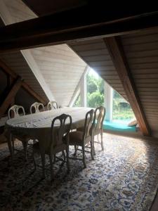 a dining room with a table and chairs and a window at Villa Verstas Karjalohja in Karjalohja