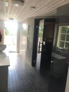 - une cuisine avec un lavabo et un miroir dans la chambre dans l'établissement Villa Verstas Karjalohja, à Karjalohja