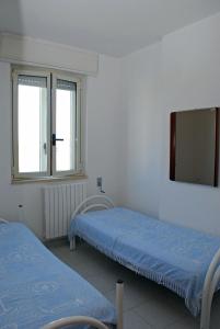 ein Krankenhauszimmer mit 2 Betten und einem Spiegel in der Unterkunft Bella Otranto in Otranto