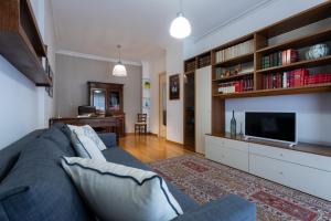 A television and/or entertainment centre at Casa Torricelli in zona Crocetta by Wonderful Italy