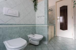 A bathroom at Casa Torricelli in zona Crocetta by Wonderful Italy Még 18 kép