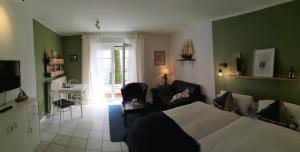 1 dormitorio con 1 cama y sala de estar en Kajüthus Apartment 5 en Fehmarn