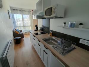 Kuchyňa alebo kuchynka v ubytovaní Bel appartement au bord de l'océan