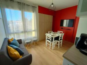 Televízia a/alebo spoločenská miestnosť v ubytovaní Bel appartement au bord de l'océan