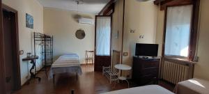 Habitación con cama y TV y habitación con cama sidx sidx en Ca Angiola, en Moglia