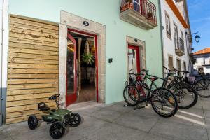 un grupo de bicicletas estacionadas al lado de un edificio en Olá Vida - Hostel Caminha, en Caminha
