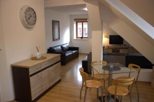 Predel za sedenje v nastanitvi Apartmany U Lva