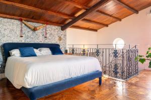 1 dormitorio con 1 cama en una habitación con techos de madera en La Chiesuola, en Viterbo