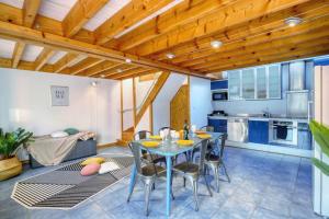 eine Küche und ein Esszimmer mit Tisch und Stühlen in der Unterkunft Crazy Villa Les Terres Douces 28 - Heated pool - Basket - 2h Paris - 31p in Saint-Bomer