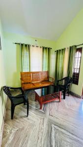 Predel za sedenje v nastanitvi Golden Cypress Resort with Pool -Wayanad