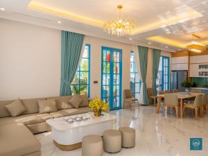 ein Wohnzimmer mit einem Sofa und einem Tisch in der Unterkunft The View Villa Hạ Long Bay in Hạ Long