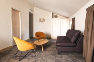 萊蓬特的住宿－Hôtel 1770 & Spa，客厅配有沙发和椅子
