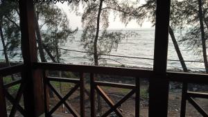 een afgeschermde veranda met uitzicht op de oceaan bij Cherai Beach View Heritage in Cherai Beach