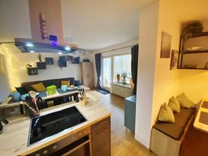 a small room with a kitchen and a living room at Appartement Aussen PFUI - Innen HUI in Willingen