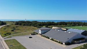 einen Blick über ein großes Gebäude mit einem Parkplatz in der Unterkunft Hirtshals Idrætscenter - Vandrehjem - Hostel in Hirtshals