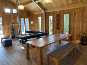 ein Wohnzimmer mit einem Tisch und einem Sofa in der Unterkunft Ferienhaus Sonnenchalet in Bodman-Ludwigshafen