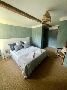 um quarto com uma cama grande e paredes azuis em Cévennes - Magnifique chambre d'hôtes, indépendante et moderne em Monoblet