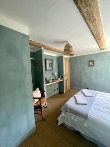 um quarto com uma cama e uma cadeira em Cévennes - Magnifique chambre d'hôtes, indépendante et moderne em Monoblet
