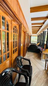 Predel za sedenje v nastanitvi Golden Cypress Resort with Pool -Wayanad