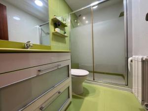 Et badeværelse på Apartamento La Salvé - Monabri + 31 billeder