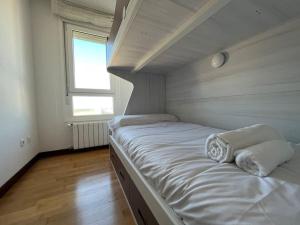 En eller flere senge i et værelse på Apartamento La Salvé - Monabri