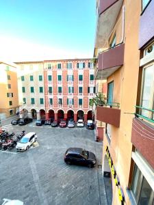 - une vue sur un parking avec des voitures et des bâtiments dans l'établissement Splendido trilocale a due passi dal mare, à Santa Margherita Ligure