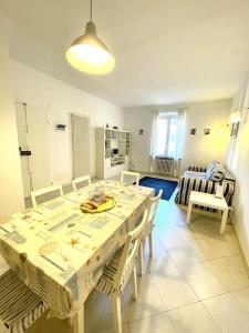 une chambre avec une table et des chaises ainsi qu'une cuisine dans l'établissement Splendido trilocale a due passi dal mare, à Santa Margherita Ligure