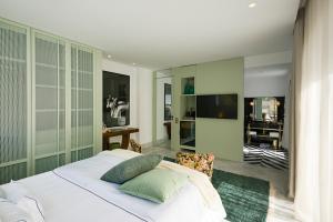 Televiisor ja/või meelelahutuskeskus majutusasutuses Maison Dedine- SmallLuxuryHotels -Adults Only