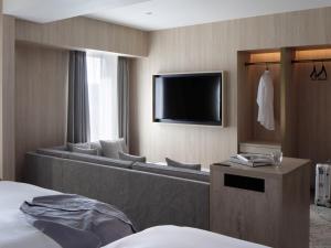 TV a/nebo společenská místnost v ubytování HOTEL THE LEBEN OSAKA