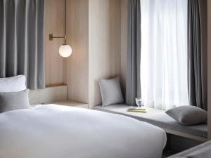 Postel nebo postele na pokoji v ubytování HOTEL THE LEBEN OSAKA