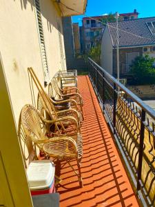 une rangée de chaises assises sur un balcon dans l'établissement LA CASA DI NINO, à Villafranca Tirrena