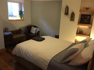 a bedroom with a bed and a chair at The Quirky, cosy hideaway! An apartment close to Leeds City Centre in Amley