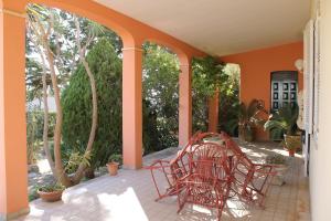 - un ensemble de chaises assises sur une terrasse dans l'établissement Villa la Bifora by Salento com, à Castrignano del Capo