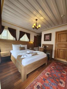 Un pat sau paturi într-o cameră la Kadıköy White House