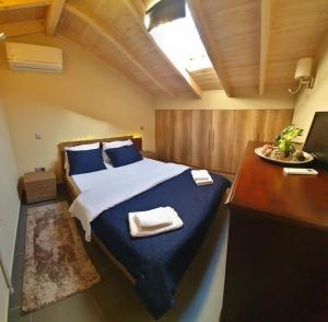 Postel nebo postele na pokoji v ubytování Fotini's home