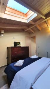 Postel nebo postele na pokoji v ubytování Fotini's home