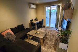TV a/nebo společenská místnost v ubytování Fotini's home