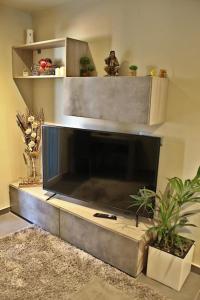 TV a/nebo společenská místnost v ubytování Fotini's home
