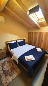 Postel nebo postele na pokoji v ubytování Fotini's home