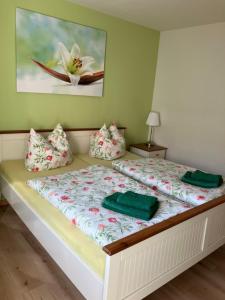 łóżko z 2 poduszkami w pokoju w obiekcie Ferienwohnung Claus w mieście Miśnia
