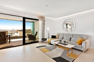 ein Wohnzimmer mit Sofa und Tisch in der Unterkunft Apartment Sunny Place in Fuengirola + 19 Fotos