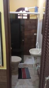 a bathroom with a toilet and a sink at Casa do Murebe in Búzios