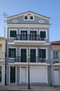 Το κτήριο όπου στεγάζεται  το διαμέρισμα