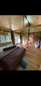 una grande camera con un grande letto in una casa di PeaMoo Homestay a Chom Thong
