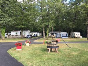 Jardín al aire libre en Camping les petites minaudières